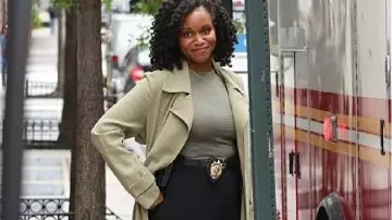 Law And Order SVU S27 Renee Curry Trench Coat (Renee Curry) dans Law & Order : Special Victims Unit