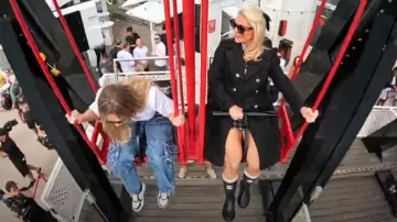 Retrofete Tammy Cargo Jean usado por Tamra Judge como se ve en The Real Housewives of Orange County (T19E17)