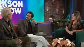 Mono de manga corta Norma Kamali Geralyn usado por Kelly Clarkson como se ve en The Kelly Clarkson Show el 27 de octubre de 2025