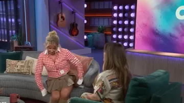 Thom Browne Camisa de franela a cuadros vichy con botones cortos de cuadros vichy de 4 barras usada por Becky Robinson como se ve en The Kelly Clarkson Show el 28 de octubre de 2025