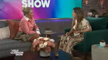 Minifalda plisada de técnica mixta de Thom Browne usada por Becky Robinson como se ve en The Kelly Clarkson Show el 28 de octubre de 2025