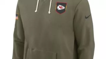 Olive 2025 Salute To Service Sideline Standard Issue Dri-FIT Hoodie de los Kansas City Chiefs