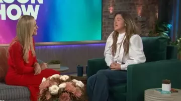 Falda suave de cachemira Scanlan Theodore usada por Jessica Capshaw como se ve en The Kelly Clarkson Show el 29 de octubre de 2025