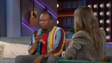 Suéter de lana y cachemira Paul Smith con cuello redondo usado por Kelly Clarkson como se ve en The Kelly Clarkson Show el 30 de octubre de 2025