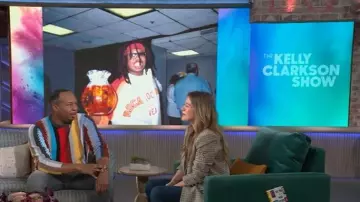 Blazer con apliques de Anthropologie usado por Kelly Clarkson como se ve en The Kelly Clarkson Show el 30 de octubre de 2025