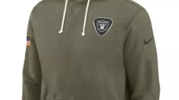 Olive 2025 Salute To Service Sideline Standard Issue Dri-FIT Hoodie de Las Vegas Raiders