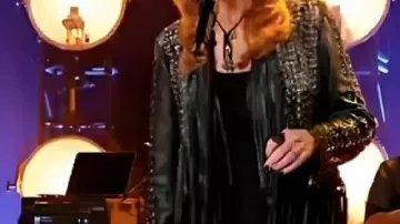 Blouson en cuir clouté argenté à franges noires porté par Reba McEntire dans The Voice S28