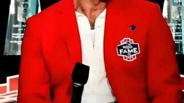 Manteau rouge porté par les Patriots de la Nouvelle-Angleterre Julian Edelman au Temple de la renommée 2025