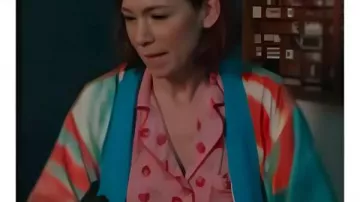 Elsbeth S3 Carrie Preston Short Print Strawberry Print porté par Elsbeth Tascioni (Carrie Preston) dans Elsbeth (S03)