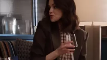 Only Murders In The Building S5 Chaqueta de Selena Gomez usada por Mabel Mora (Selena Gomez) como se ve en Only Murders in the Building (S05)