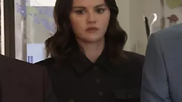 Only Murders In The Building S05 Mabel Mora Veste noire portée par Mabel Mora (Selena Gomez) comme on le voit dans Only Murders in the Building (S05)