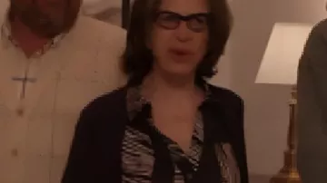 Only Murders In The Building S05 Jackie Hoffman Blouse rayée comme on le voit dans Only Murders in the Building (S05E10)