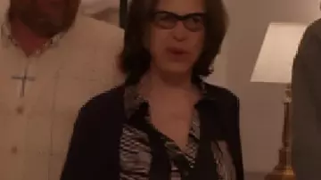 Only Murders In The Building S05 Blusa a rayas de Jackie Hoffman como se ve en Only Murders in the Building (S05E10)