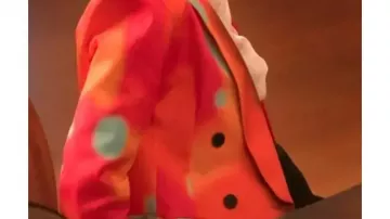 Blazer tie-dye d’Elsbeth Tascioni (Carrie Preston) dans Elsbeth (S03)