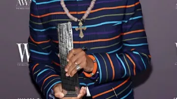 Innovator Awards Blazer à rayures multicolores Spike Lee porté par Spike Lee dans Rosie Perez sur Spike Lee CHANGER SA VIE AVEC LE CASTING DO THE RIGHT THING (Exclusif)