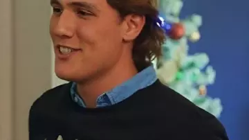 Un pull graphique de Noël Royal Icing Chat porté par (Callum Buckley) comme on le voit dans Un Noël Royal Icing