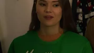 Un Pull Vert Graphique de Noël Royal Icing porté par Ellise Roth comme on le voit dans Un Noël Royal Icing