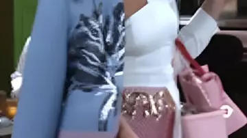 Abrigo con estampado de árboles en bloques de color usado por (RhonniRose Mantilla) en Beyond the Gates