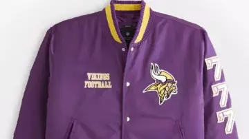 Blouson aviateur universitaire des Minnesota Vikings porté par Stefon Diggs