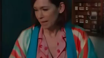 Elsbeth S03 Elsbeth Tascioni Strawberry Print Short Set porté par Elsbeth Tascioni (Carrie Preston) comme on le voit dans Elsbeth (S03)