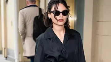 Gabardina con cinturón Ariana Greenblatt 2025 de NYC en Dove Cameron VS Ariana Greenblatt Transformación ★ de bebé a 2025