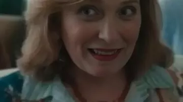 Camisa floral Elsbeth S03 Kate Jennings como se ve en Elsbeth (S03)