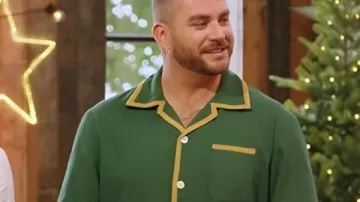 Baked With Love Holiday S01 Vaughn Vreeland Camisa de postre usada por (Vaughn Vreeland) como se ve en Baked With Love: Holiday (S01)