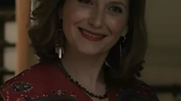 Blusa asimétrica con estampado de cachemira Beryl Nix S03 de Elsbeth S03 como se ve en Elsbeth (S03)