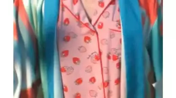 Ensemble court imprimé fraise porté par Elsbeth Tascioni (Carrie Preston) dans Elsbeth (S03)