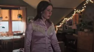 Chemise en satin rose Tem Tex portée par Katie Fleming Morris (Baye McPherson) comme on le voit dans Heartland (S19E04)