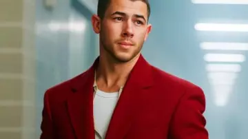 Un blazer rojo de Nick Jonas de Navidad muy Jonas usado por Nick Jonas (Nick Jonas) como se ve en Una película navideña de Very Jonas