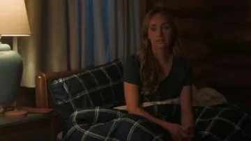 Old Navy EveryWear V Neck T Shirt worn by Amy Fleming (Amber Marshall) as seen in Heartland (S19E04)