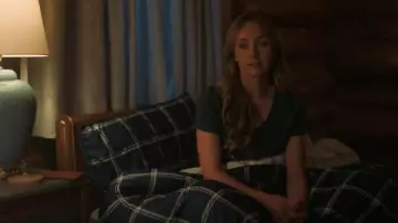 Old Navy EveryWear V Neck T Shirt porté par Amy Fleming (Amber Marshall) tel qu’on le voit à Heartland (S19E04)