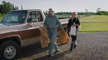 Wrangler Men’s Cowboy Cut Original Fit Jeans porté par Jack Bartlett (Shaun Johnston) comme on le voit dans Heartland (S19E04)
