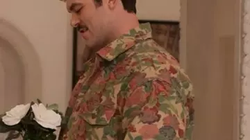 Veste florale portée par Oliver Putnam (Martin Short) comme on le voit dans Only Murders in the Building (S05E10)