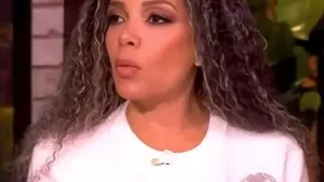 Pull orné de léopard The View porté par Self - Co-Host (Sunny Hostin) comme on le voit dans The View