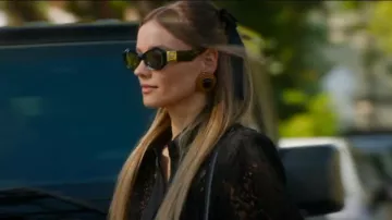 Versace Femme Lunettes de Soleil Monture Noire, Verres Gris Foncé Portés par Alanna Gold comme on le voit dans Selling Sunset (S09E07)