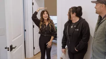 Alo Yoga 7/8 High Waist Airlift Legging porté par Alison Victoria comme on le voit dans Sin City Rehab (S01E07)