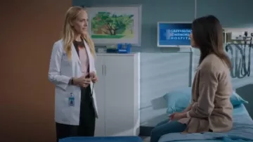 Jason Wu Collection Pull en laine mérinos à rayures brûlées porté par Teddy Altman (Kim Raver) comme on le voit dans Grey’s Anatomy (S22E04)