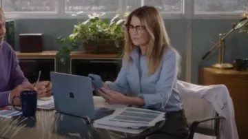 Stella McCartney Blouse en laine bleu clair portée par Meredith Grey (Ellen Pompeo) comme on le voit dans Grey’s Anatomy (S22E04)