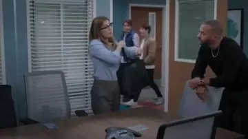 Saint Laurent East West Tote usado por Meredith Grey (Ellen Pompeo) como se ve en Grey's Anatomy (S22E04)