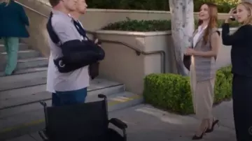 Zapatos de tacón puntiagudos Schutz Alicia Slingback usados por Cass Beckman (Sophia Bush) como se ve en Anatomía de Grey (S22E04)