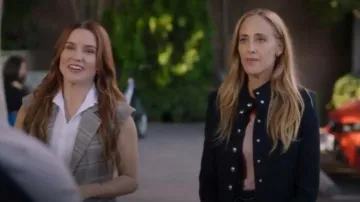 Chaqueta de cuello mandarín de mango y botones joya usada por Teddy Altman (Kim Raver) como se ve en Anatomía de Grey (T22E04)