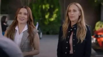 Chaqueta de cuello mandarín de mango y botones joya usada por Teddy Altman (Kim Raver) como se ve en Anatomía de Grey (T22E04)