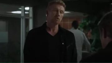 John Varvatos Wooster V Neck usado por Owen Hunt (Kevin McKidd) como se ve en Grey's Anatomy (S22E04)