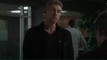 John Varvatos Wooster V Neck usado por Owen Hunt (Kevin McKidd) como se ve en Grey's Anatomy (S22E04)