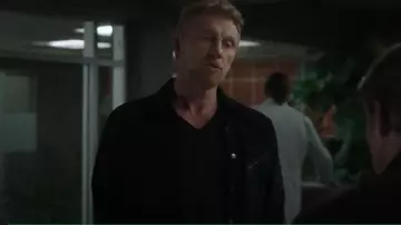 Chaqueta camisera John Varvatos Kadd usada por Owen Hunt (Kevin McKidd) como se ve en Anatomía de Grey (S22E04)