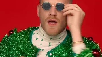 Made You Look Song 2025 Chaqueta de Navidad de Scott Hoying usada por Scott Hoying en Made You Look (A Cappella - Video Musical Oficial)