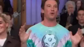 SNL S51 Miles Teller Tie Dye T-shirt (Miles Teller) dans Saturday Night Live (S50)