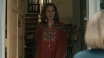 Etro Paisley Print Asymmetric Blouse portée par Beryl comme on le voit chez Elsbeth (S03E04)